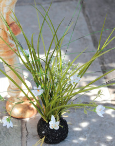5104 778 a2 Искусственная трава с цветами в 'почве', 43 см, бежево-белая H-andreas