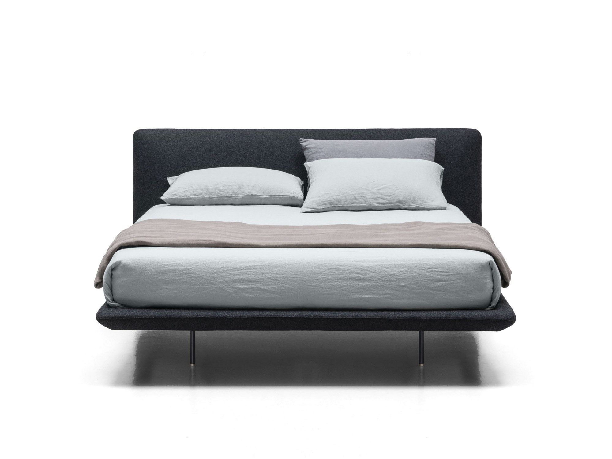 Двуспальная кровать из ткани с мягким изголовьем Kristalia Clapis ARCH-00013566