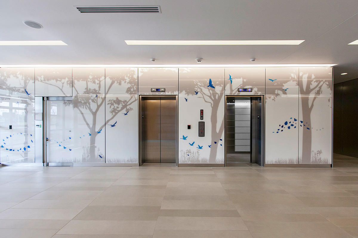 FSRT666 Система облицовки стен Levele глухими панелями; вставки из стекла vivispectra Spectrum, прослойка нестандартного изображения, стандартная отделка, стекло vivichrome chromis, белая прослойка, стандартная отделка; перегородка и дверь со стеклом vivi Forms-surfaces  - Вид №16