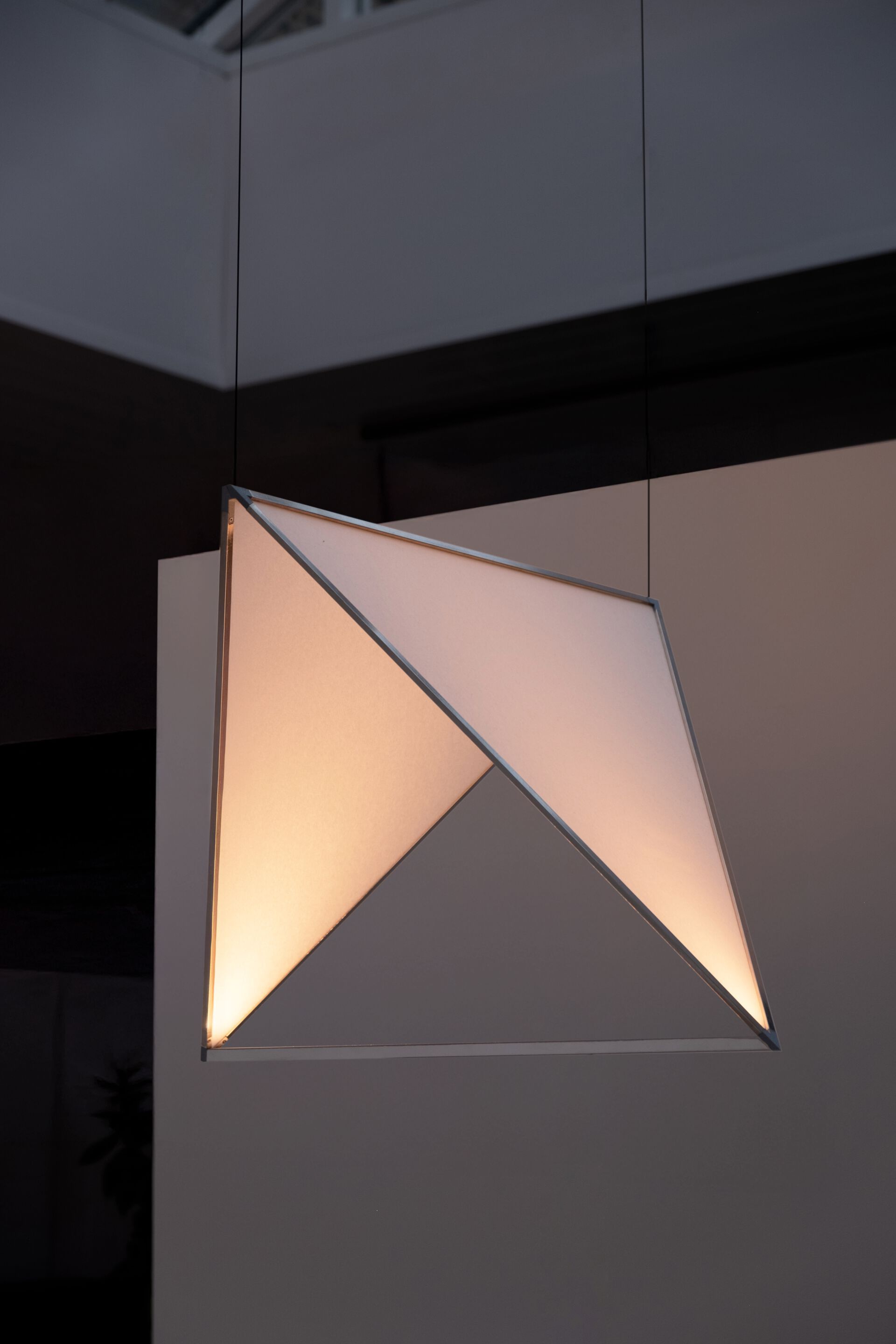 Бумажный светодиодный подвесной светильник Michael Anastassiades CYGNET ARCH-00108230 - Вид №2