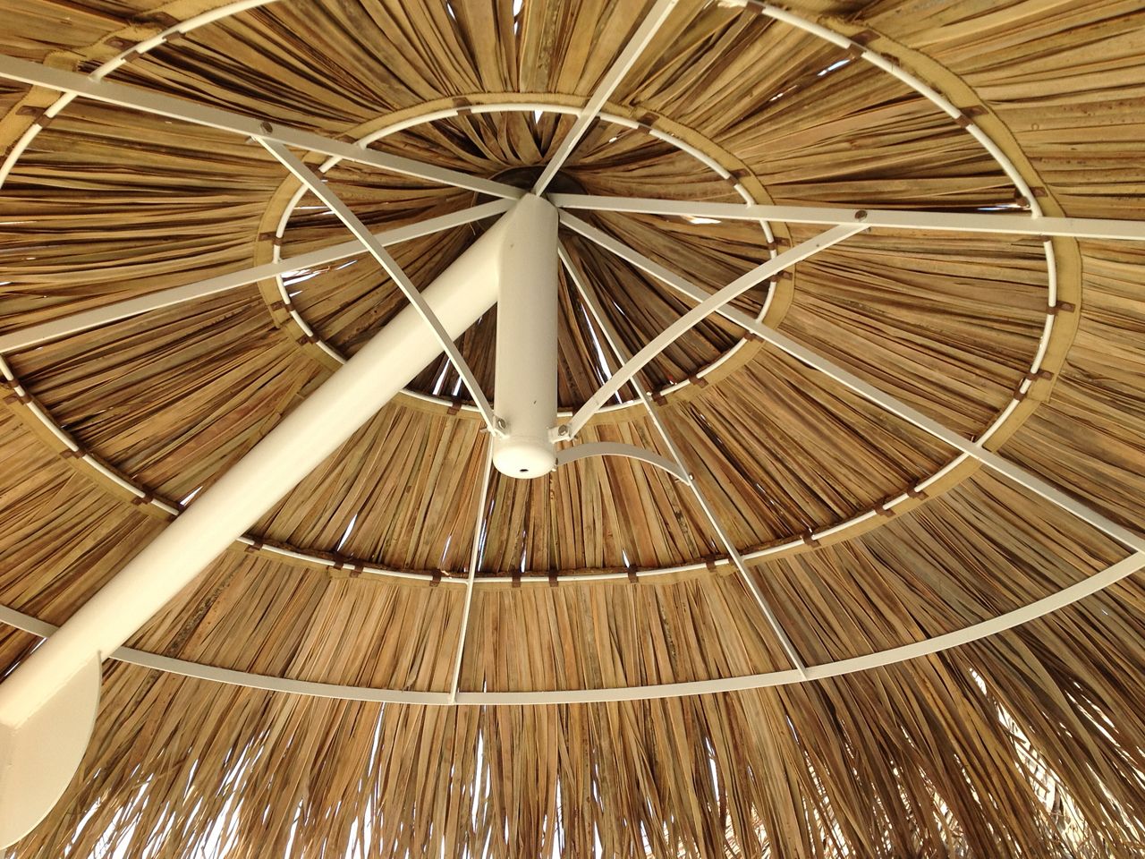 Зонтик с боковым полюсом из натурального Макути AFRICA STYLE Exotic Tres Chic ARCH-00142170 - Вид №1