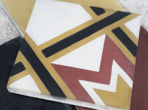 Украшенный цементный брикет