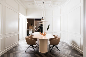 Стеклянный овальный стол с деревянными цилиндрическими опорами