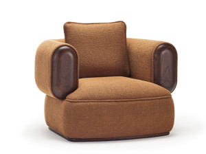 Тканевое кресло с подлокотниками