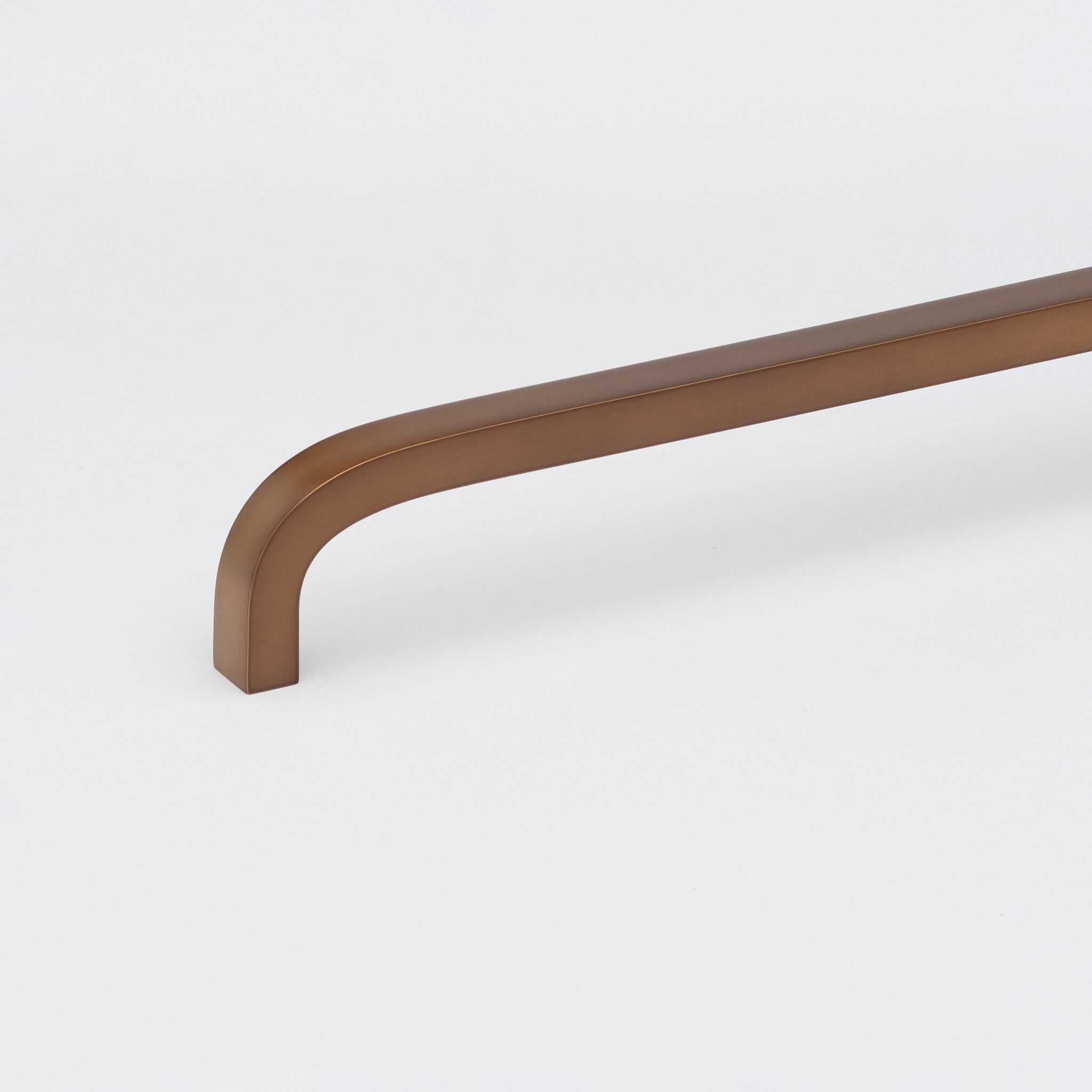 Латунная мебельная ручка Lo & Co Interiors Curve ARCH-00101114 - Вид №10