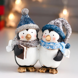 90783304 Новогодняя фигурка Пингвины в новогодних колпаках 14.5х8.5х15 см STLM-0380565 SIMALAND