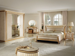 Деревянный шкаф с зеркалом