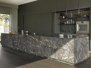 Кухня с островом на заказ из дерева и камня