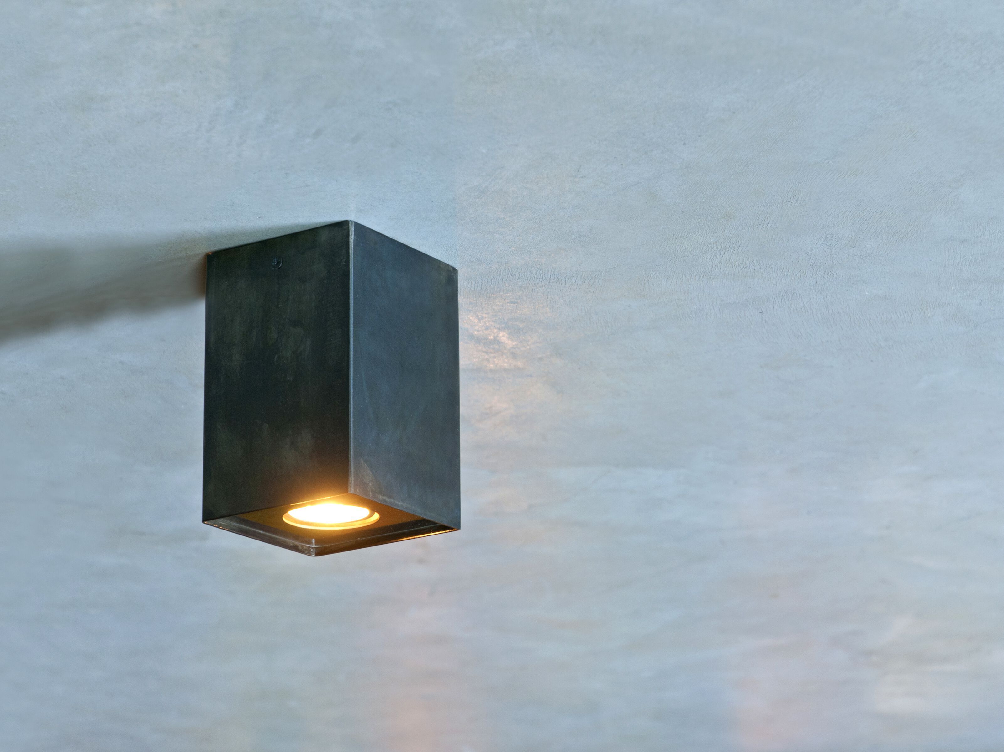 Железный потолочный светильник Renzo Serafini куб ARCH-00106013 - Вид №1