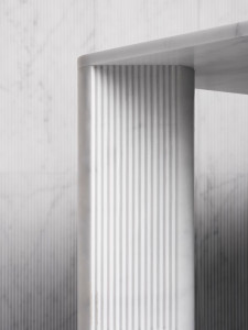 Квадратный мраморный стол