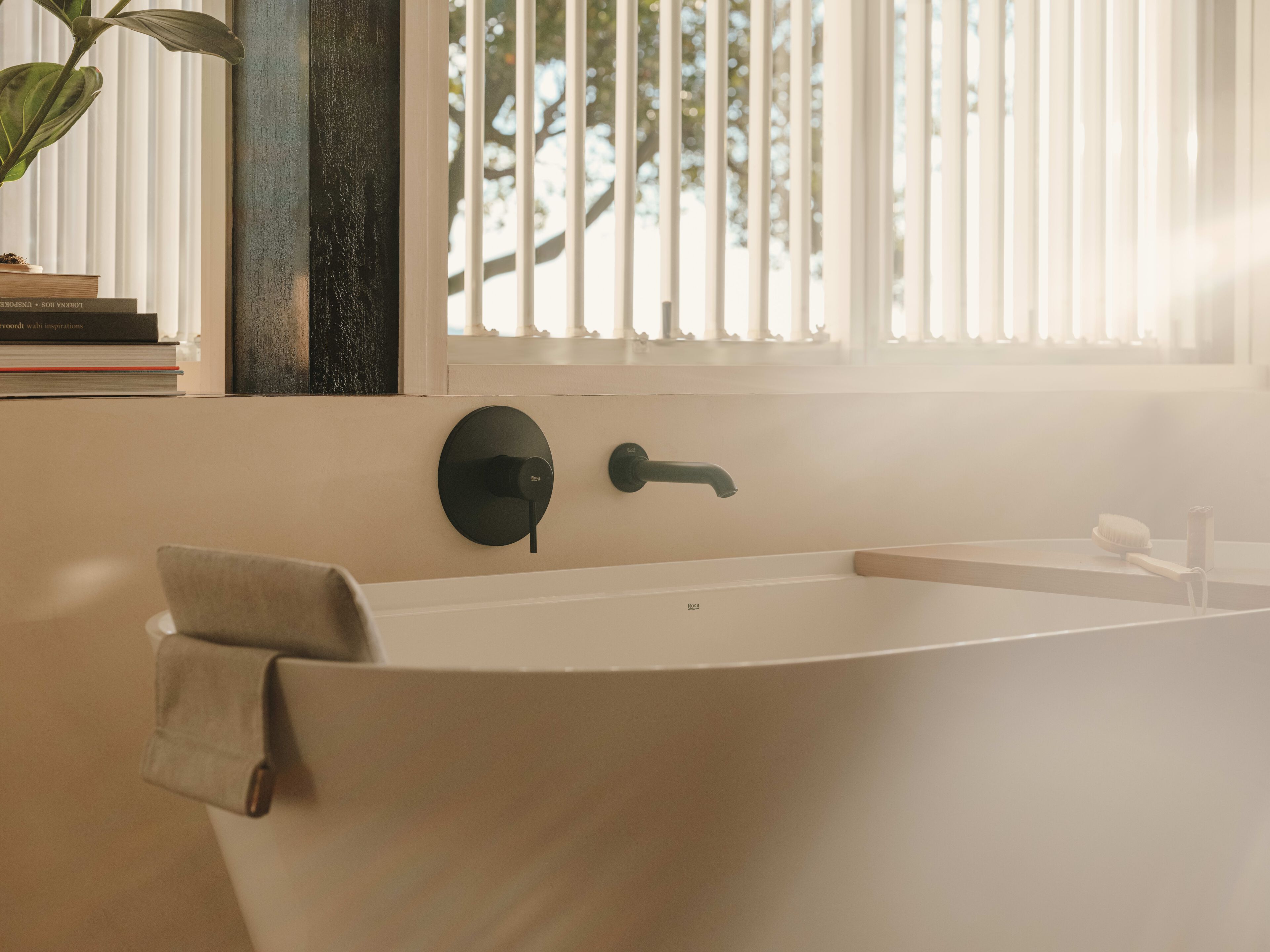 Овальная ванна в центре комнаты в Stonex® Roca Tura ARCH-00058759 - Вид №20