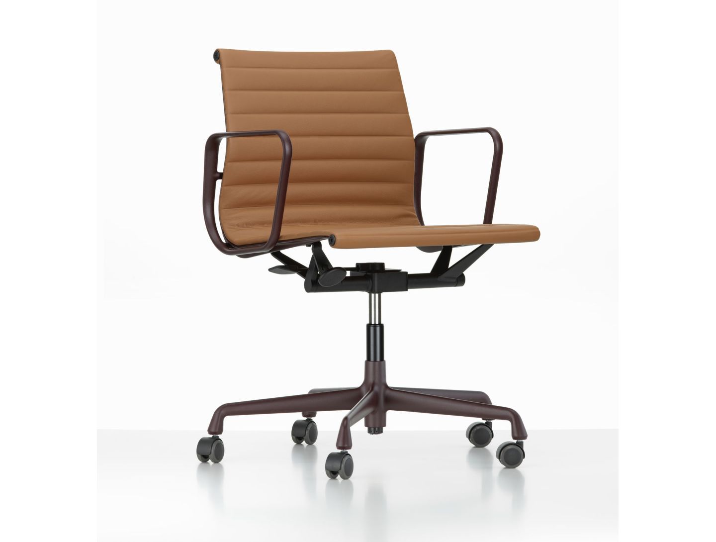 Кожаный поворотный операционный офисный стул с подлокотниками VITRA Eames Aluminium Group ARCH-00047211 - Вид №30