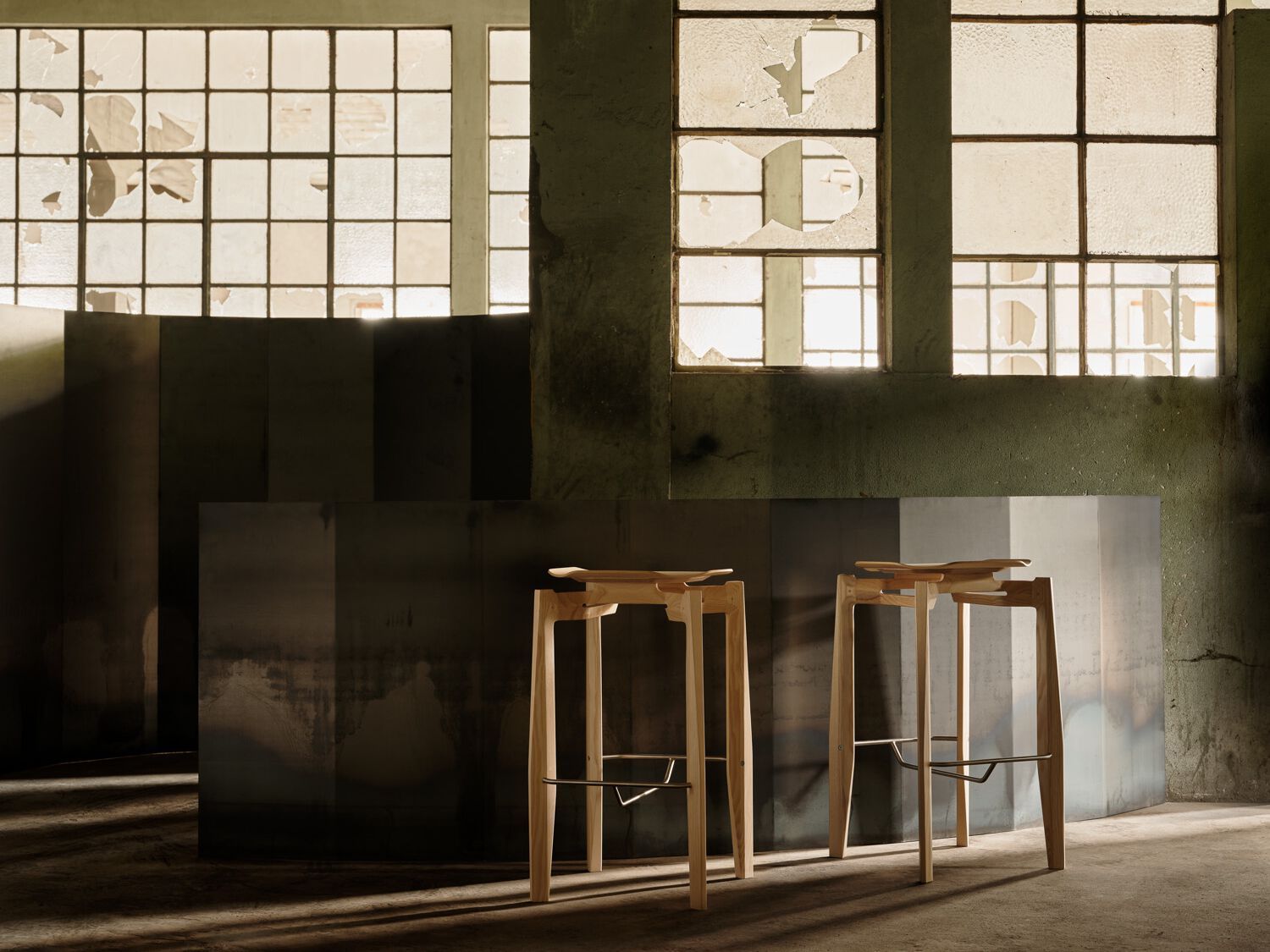 Деревянный барный стул с подставкой для ног More Contract ARCH-00068180 - Вид №1