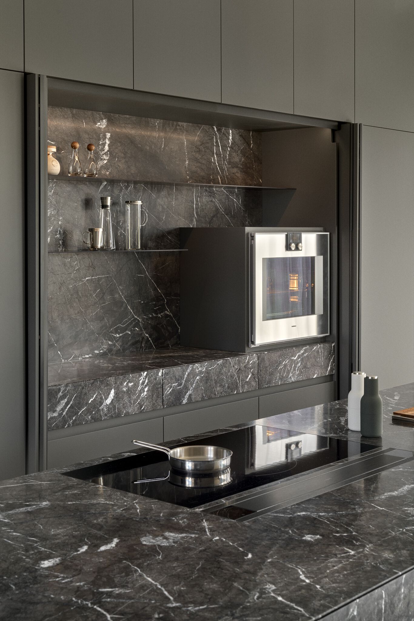 Кухня с островом на заказ из дерева и камня Zajc Monolith ARCH-00020432 - Вид №6