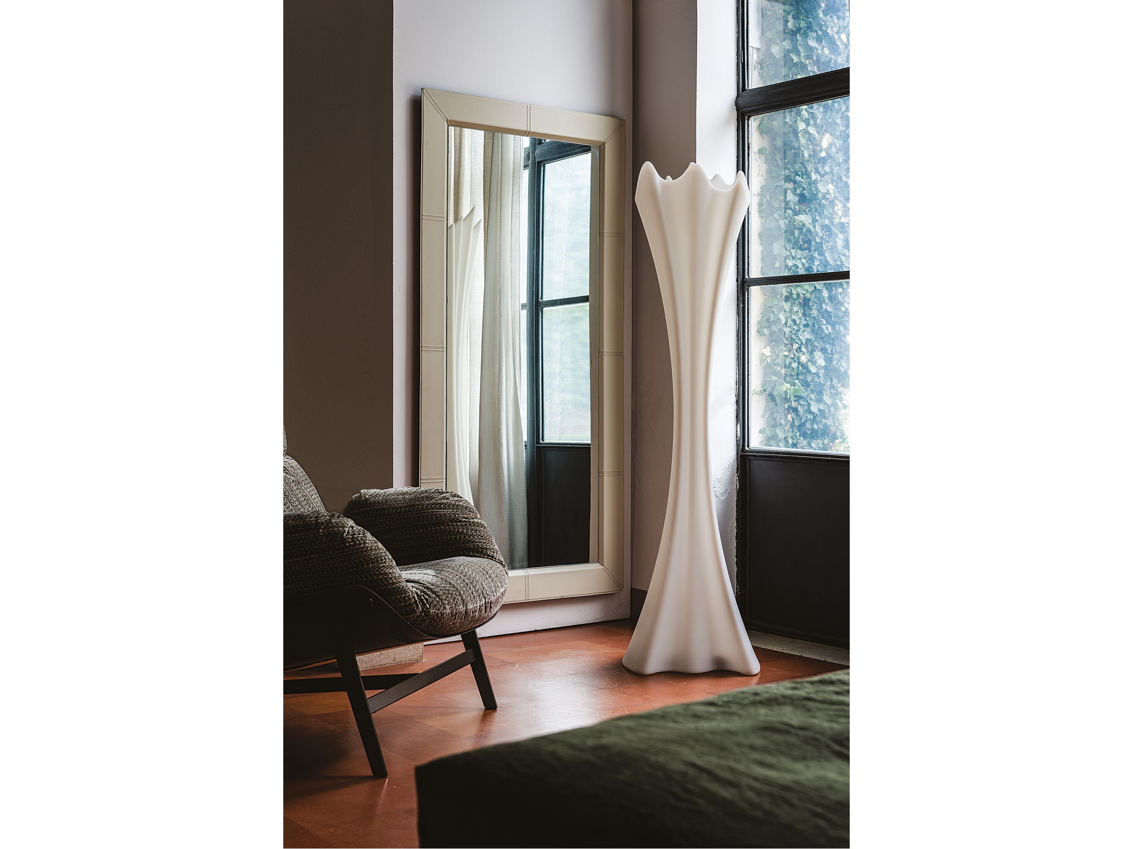 Настенное зеркало с кожаной рамкой Cattelan italia PHOTO ARCH-00129070 - Вид №1