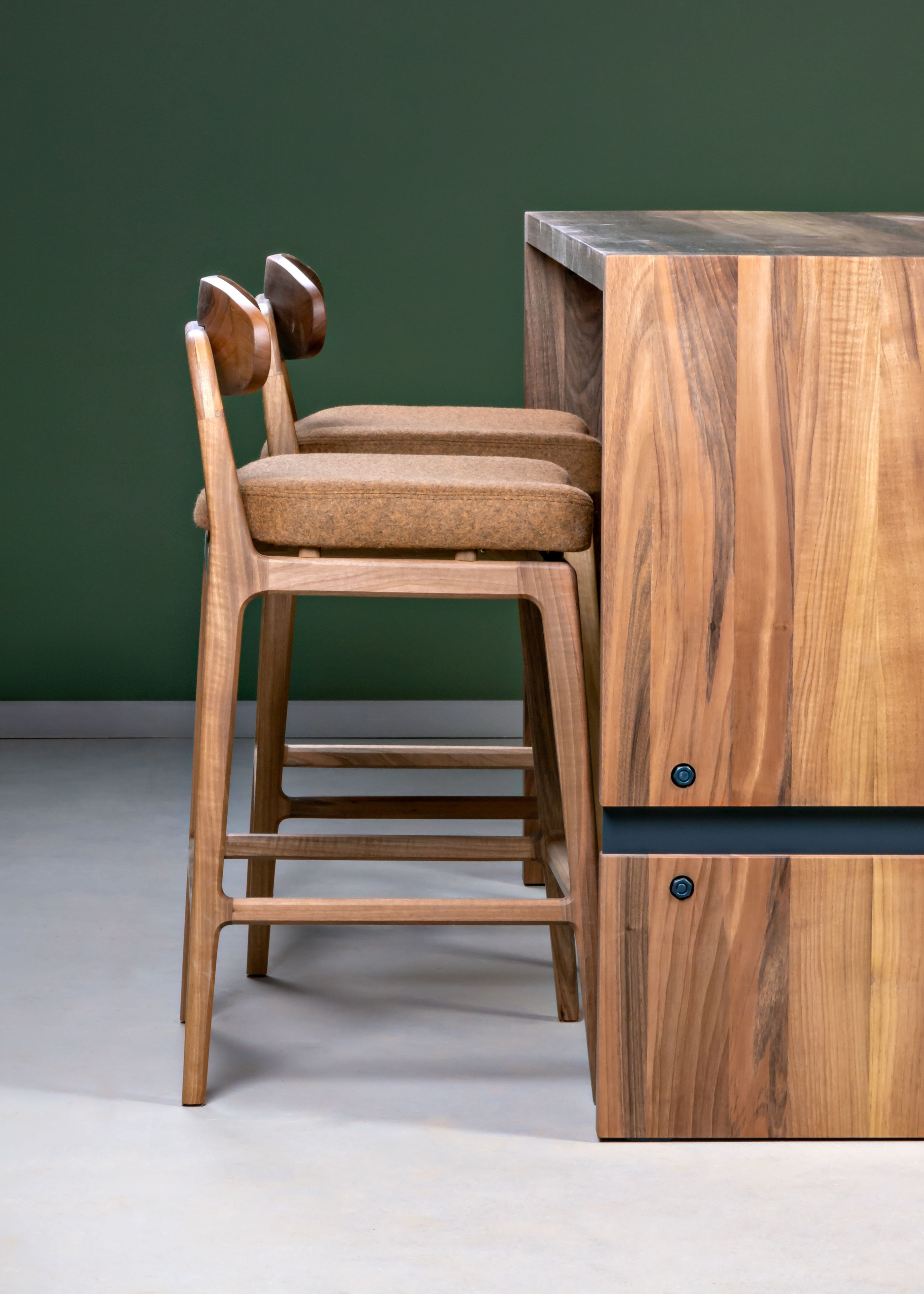 Высокий прямоугольный стол из массива дерева для контракта HOOKL und STOOL CLOVER ARCH-00136619 - Вид №9