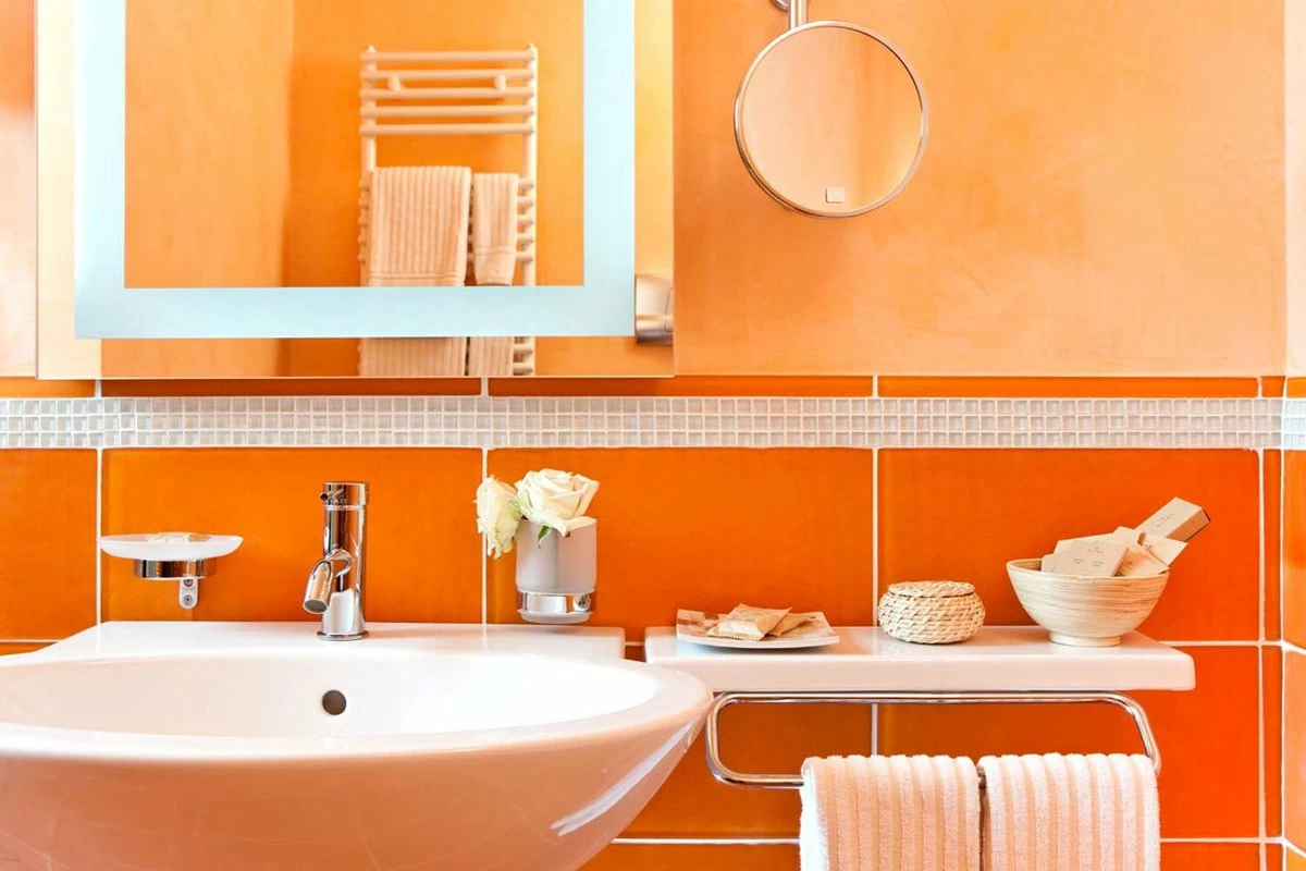 Какая плитка лучше для комнаты. Плитка Старфиш Керадим. Плитка Starfish Ceradim. Оранжевая плитка. Ванная комната в оранжевых тонах.