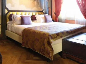 Arnaboldi Interiors Двуспальная кровать из экокожи с изголовьем капитоне