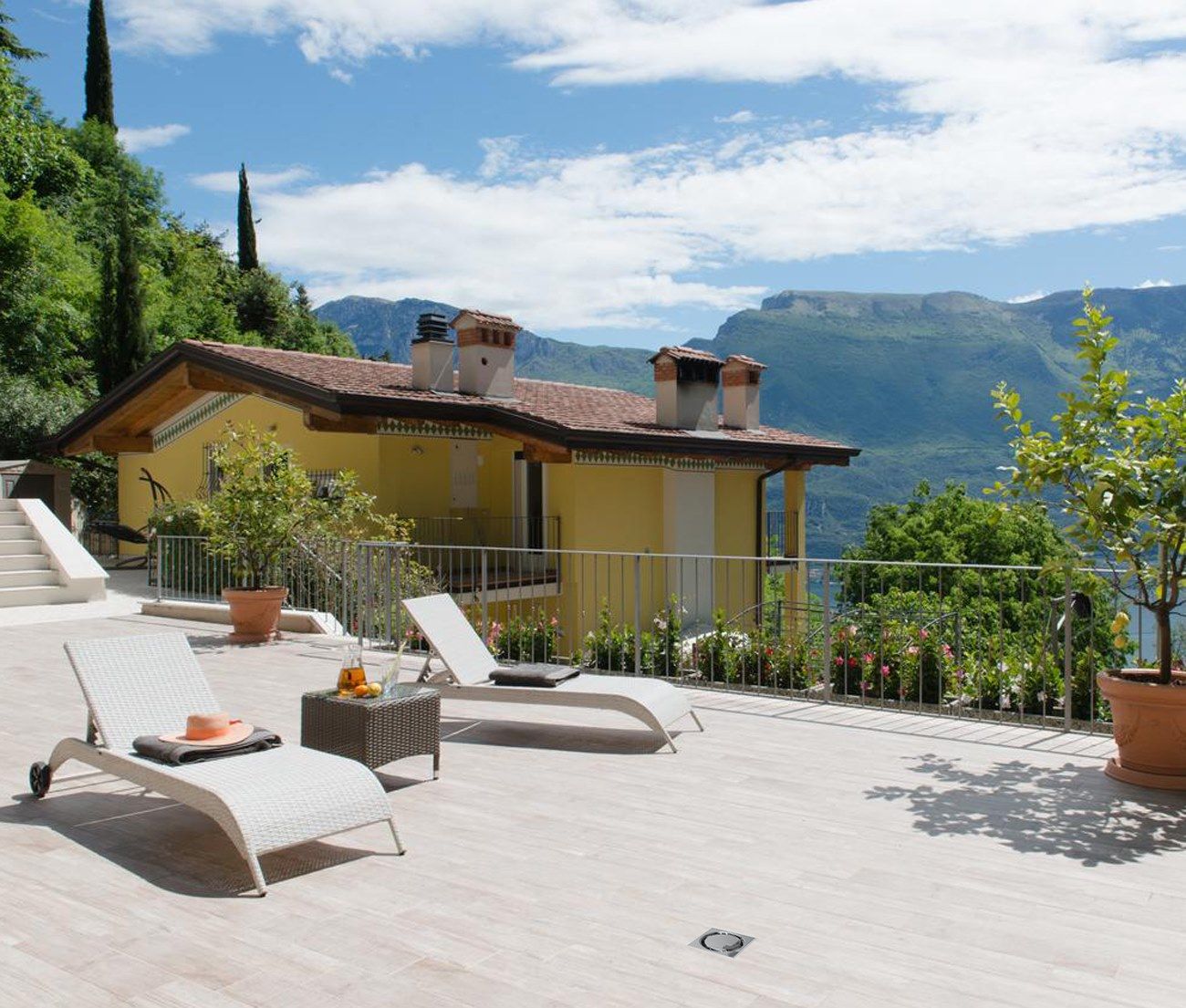 Крышка люка из АБС-пластика с хромированной эстетической решеткой и поворотным горизонтальным выхлопом First Corporation First Plast ARCH-00069463 - Вид №2