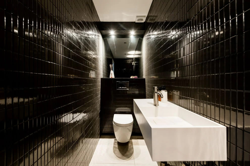 Дизайн туалета с черным унитазом | Домфронт