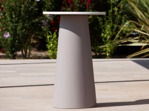 Высокий круглый стол из полиэтилена с столешницей из Werzalit®