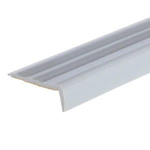 Порог угловой (угол) антискользящий 40х15х900 мм цвет серебро