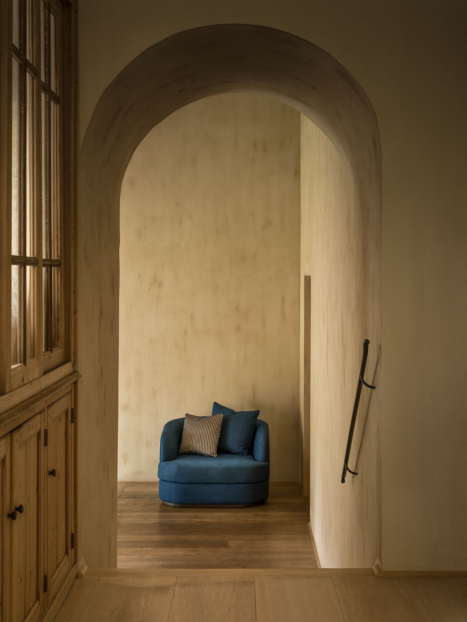 Тканевое кресло с подлокотниками Collett & Victor Elly ARCH-00016012