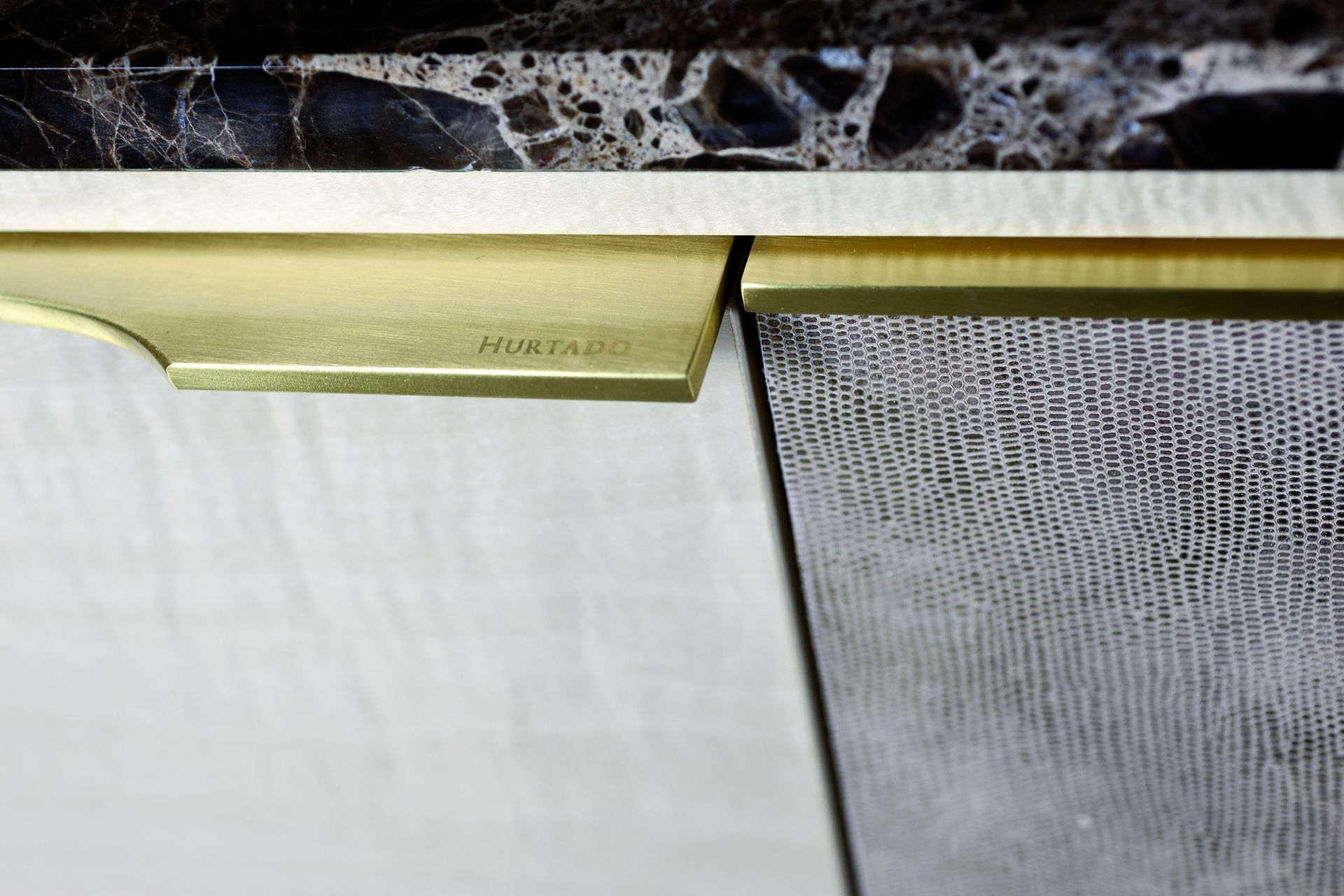 Шкаф для телевизора из дерева и мрамора с распашными дверцами и кожаными вставками Hurtado Evolution ARCH-00080067 - Вид №4