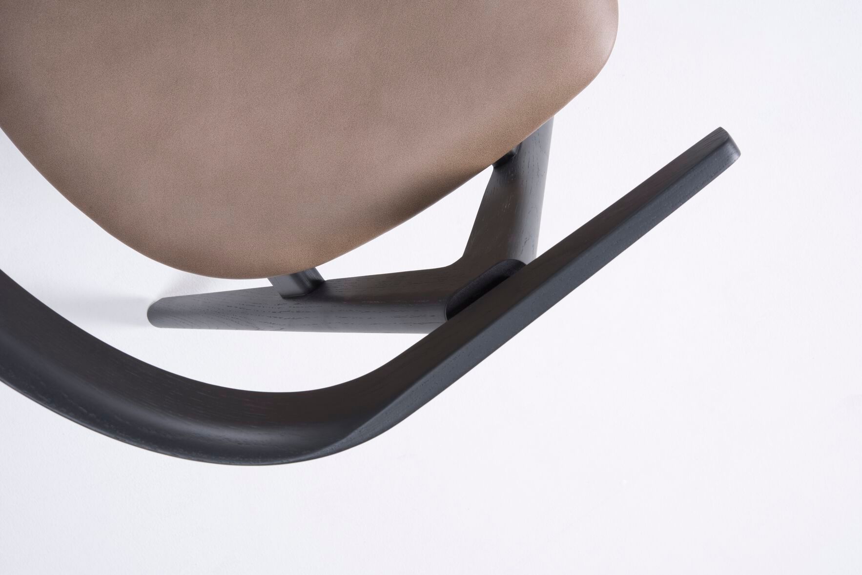 Кожаный мягкий стул с подлокотниками с открытой спинкой Gazzda Ava ARCH-00002615 - Вид №2