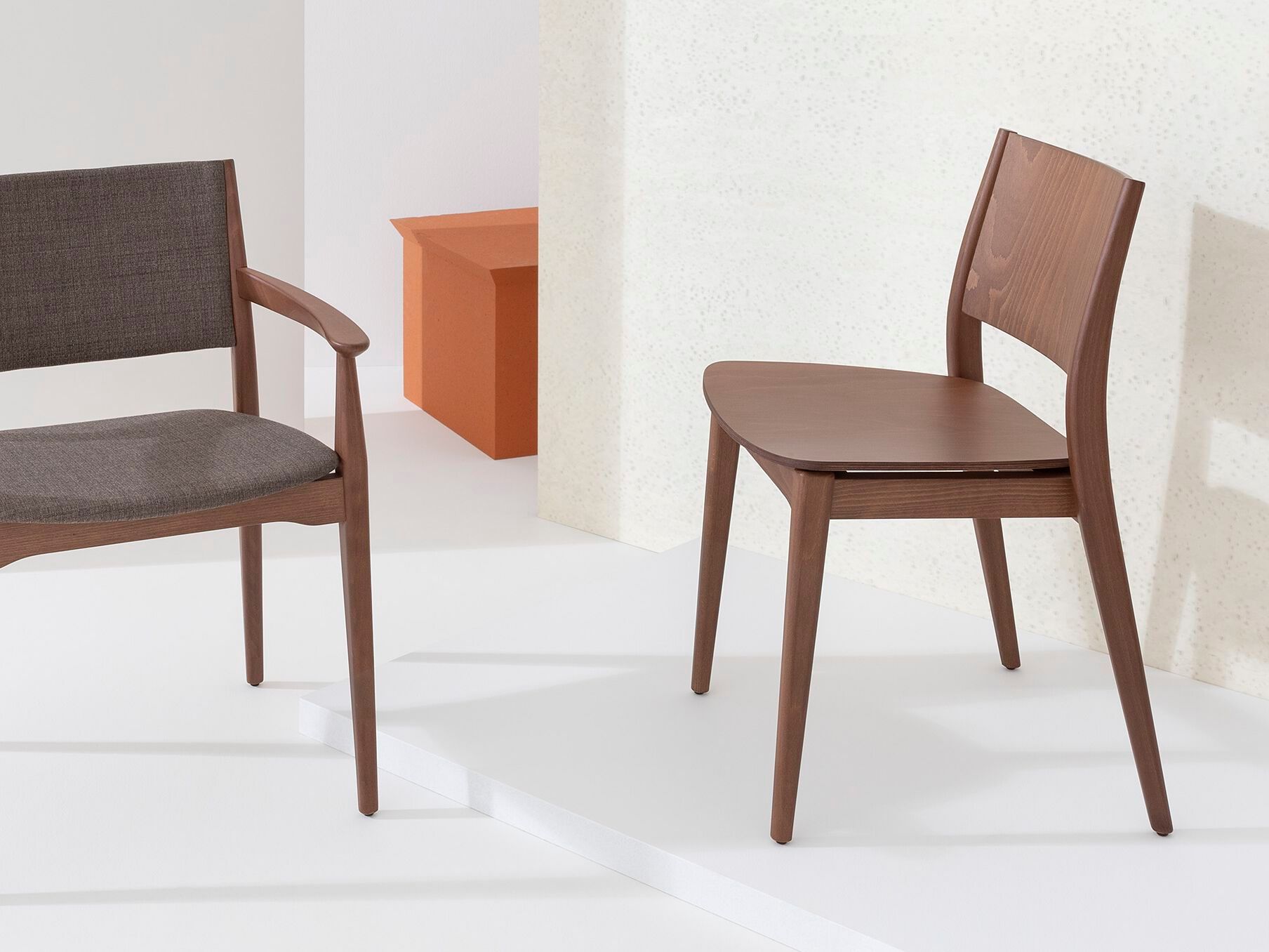 Кресло из бука с подлокотниками и мягким сиденьем/спинкой Billiani Blazer ARCH-00049061 - Вид №1