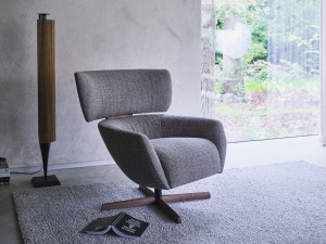 Тканевое кресло с подлокотниками