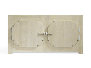 Шкаф из массива дерева с распашными дверями