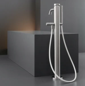 Свободно стоящий смеситель для ванной Н. 840 мм с цилиндрический ручной душ диаметр 23 м т  MIL99 CEADESIGN