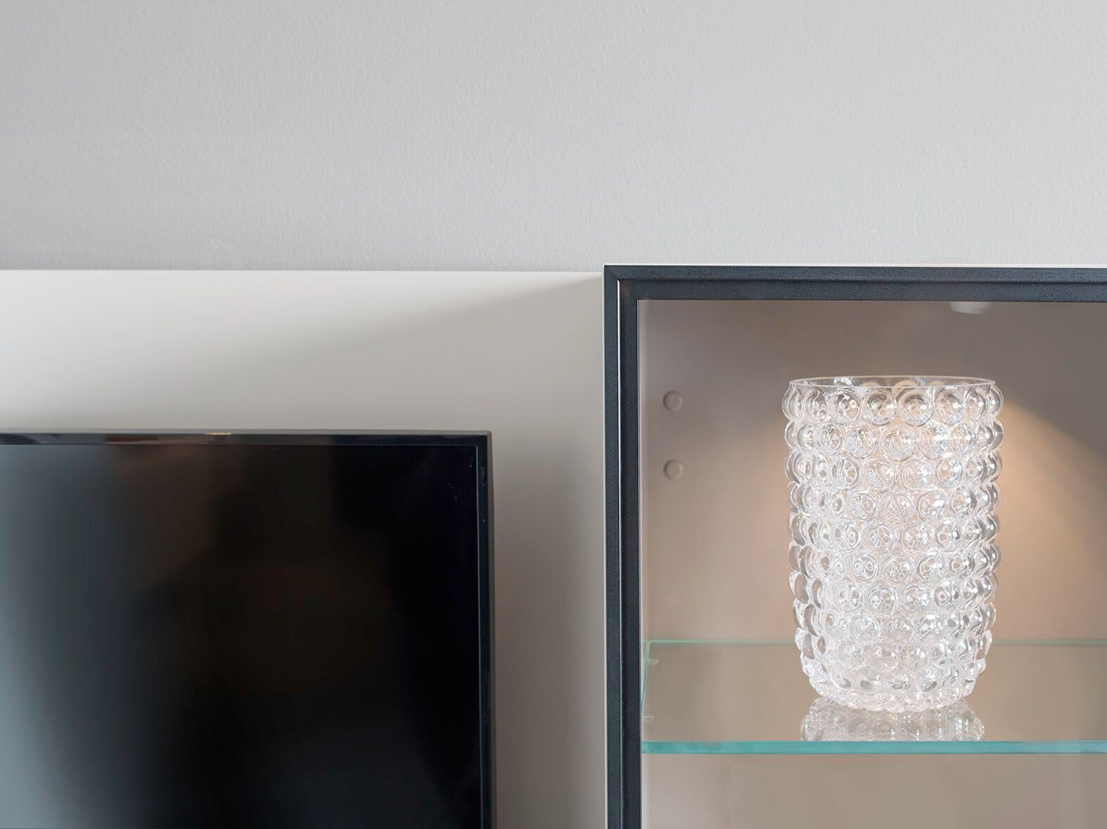 Оборудованная стена установленная с ТВ-стойкой Sudbrock Möbelhandwerk куб ARCH-00068935 - Вид №1