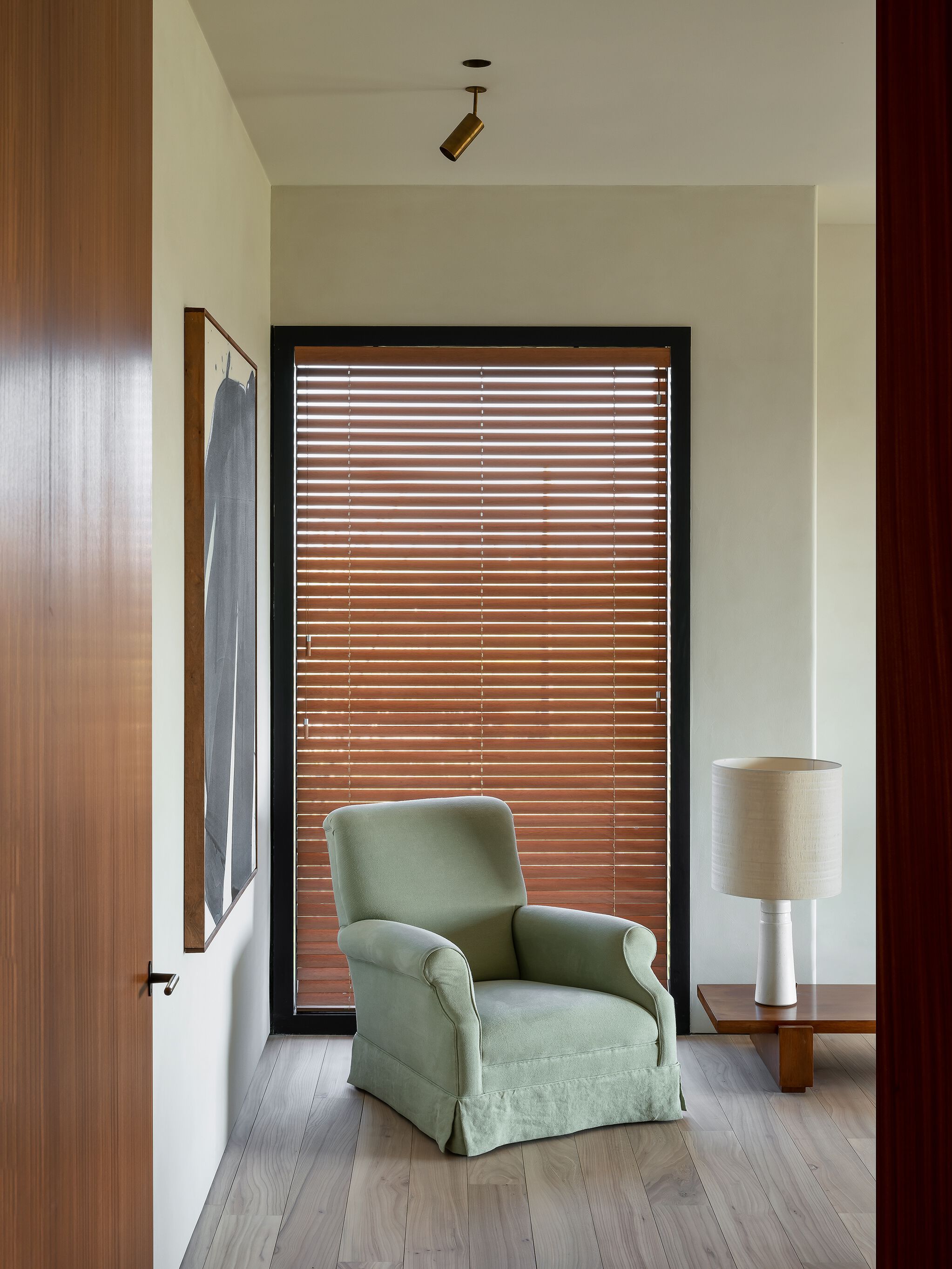 Тканевое кресло с подлокотниками Collett & Victor Amber ARCH-00074554 - Вид №1