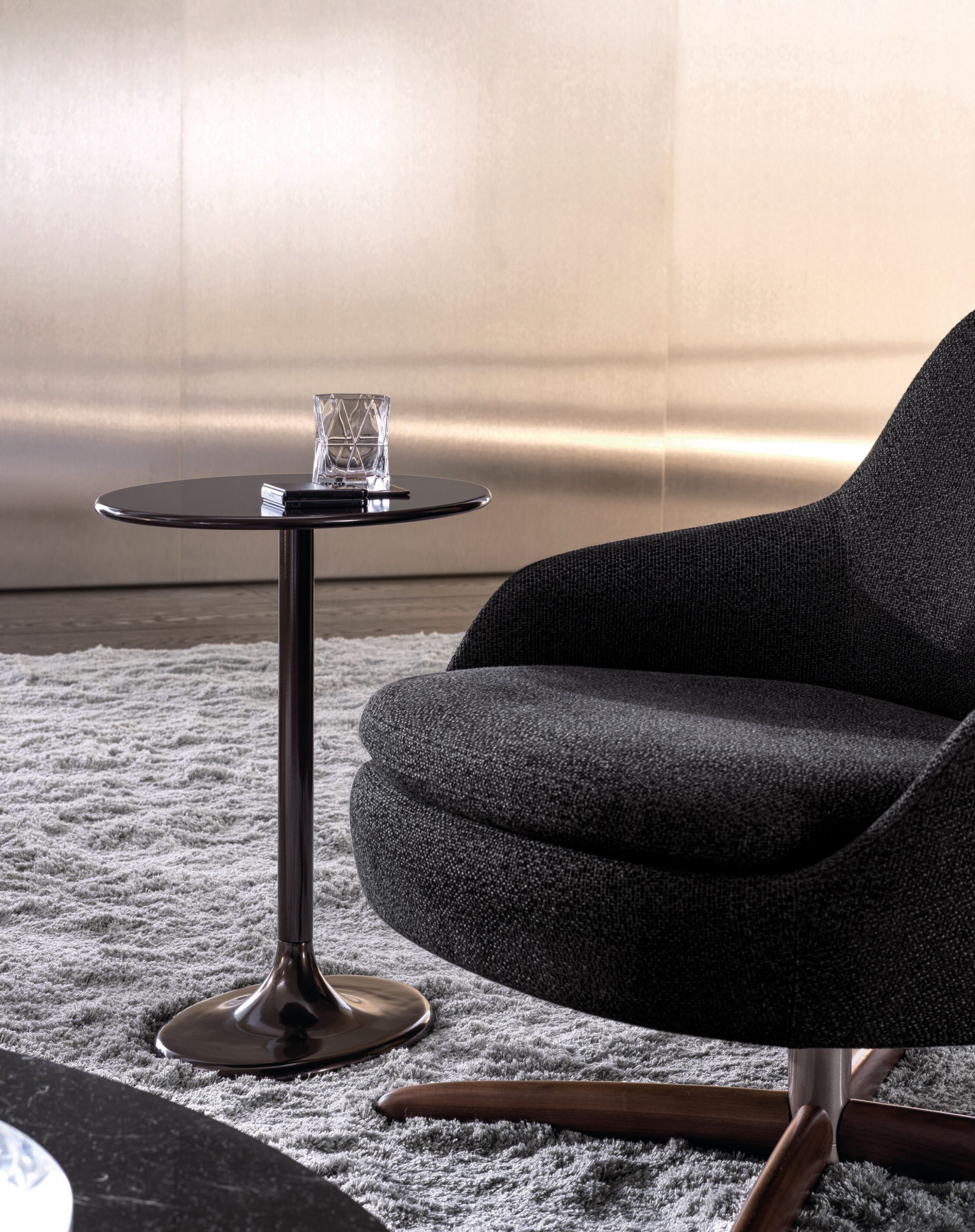 Высокий алюминиевый овальный журнальный столик Minotti TAIKO ARCH-00034487 - Вид №1