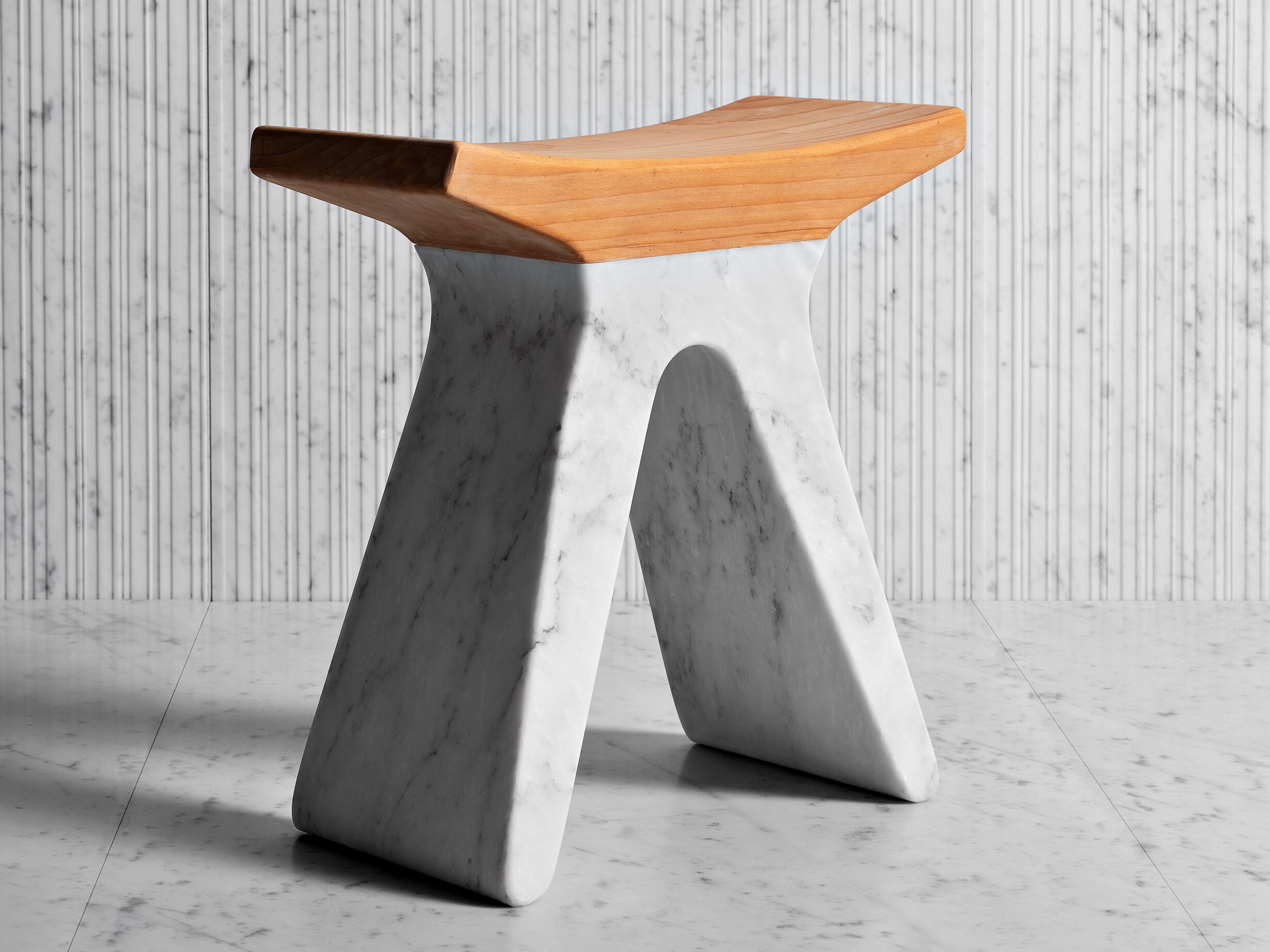 Низкий табурет из мрамора и дерева LUCE DI CARRARA PIGRECO ARCH-00066655