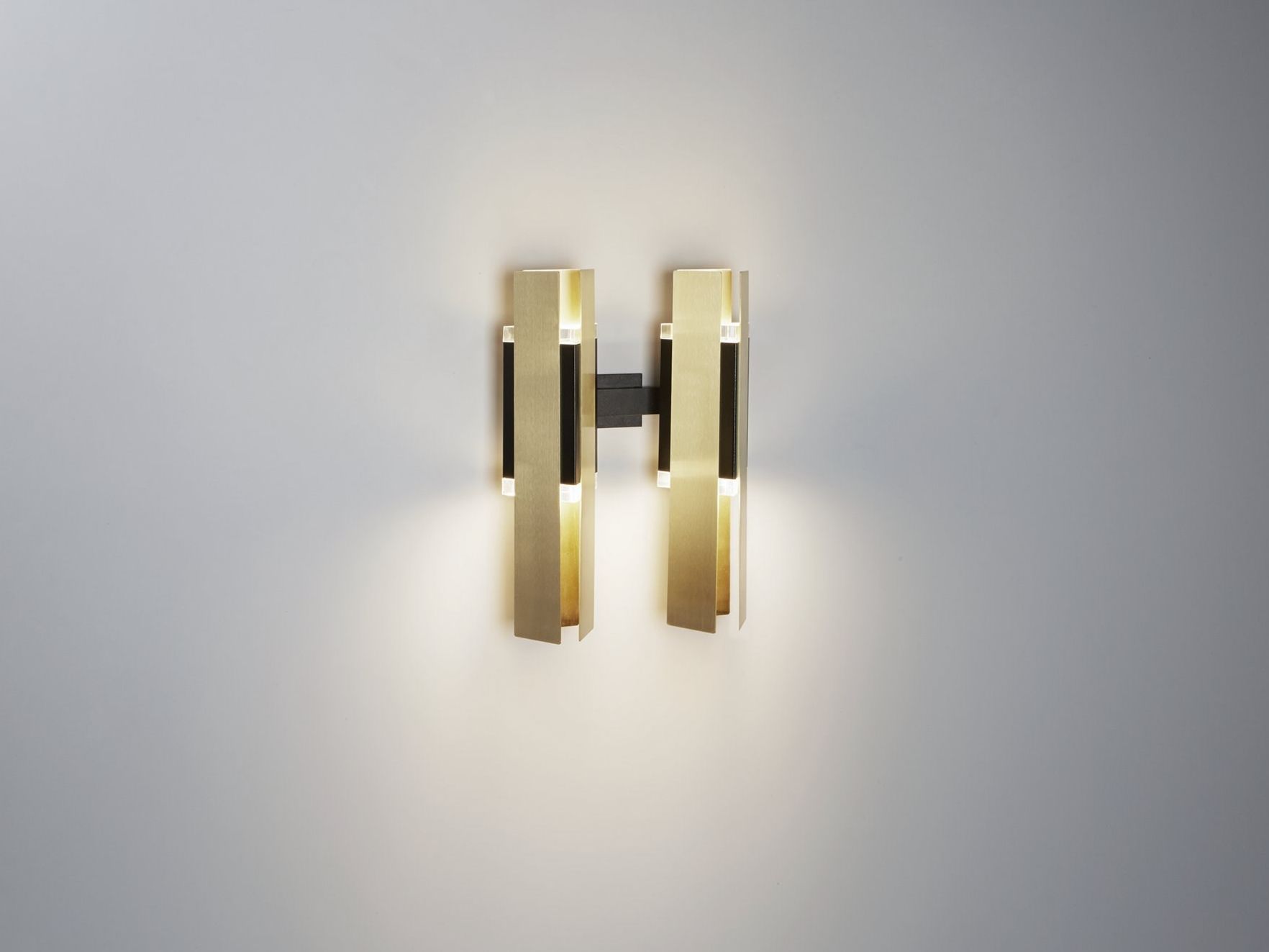 Латунный настенный светильник Tooy Excalibur ARCH-00090808