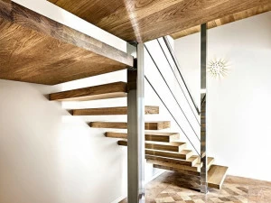 Officine Sandrini Г-образная консольная лестница из дерева