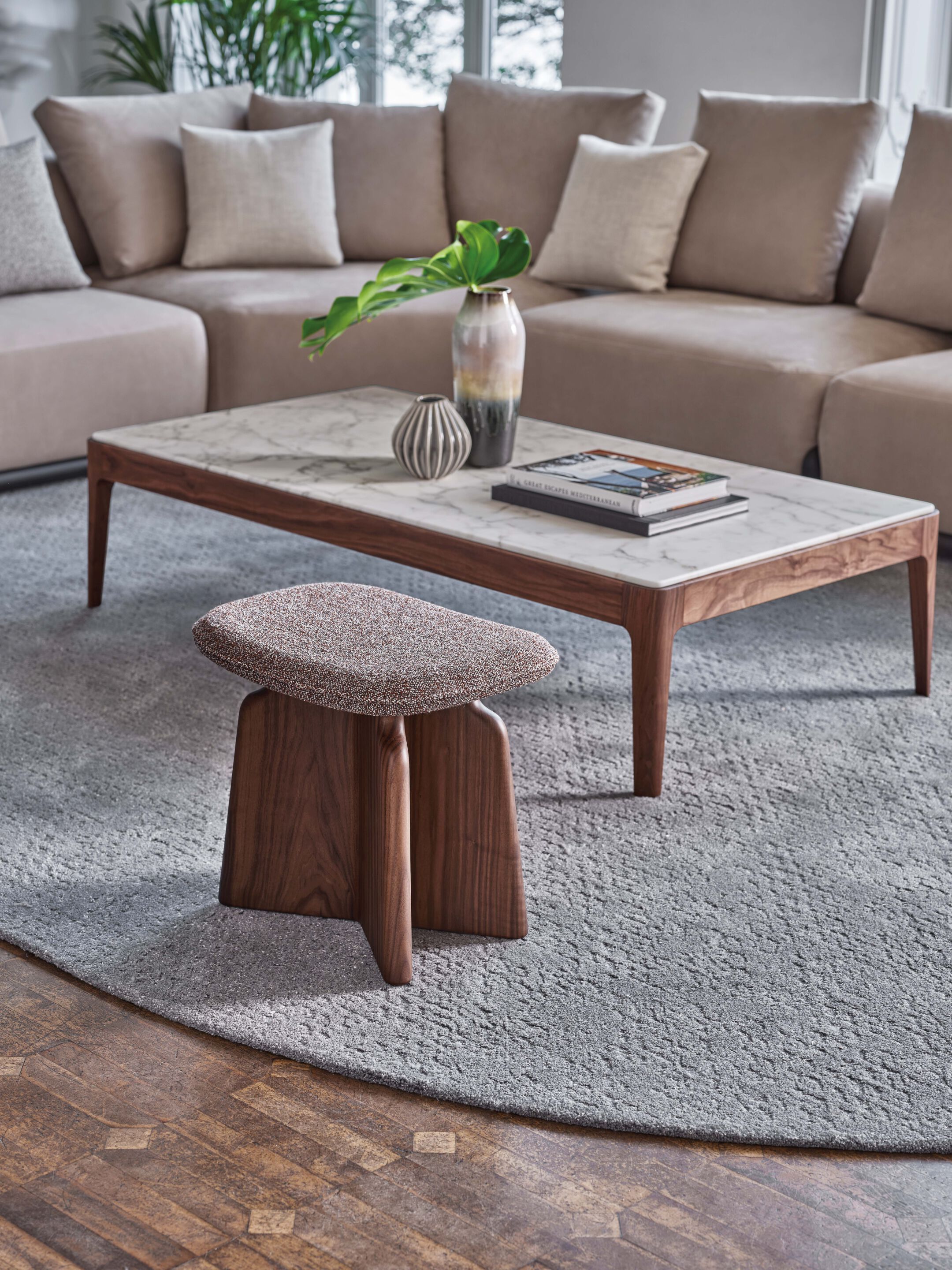 Низкий стул из массива грецкого ореха и ткани Porada двадцать четыре ARCH-00134173 - Вид №1