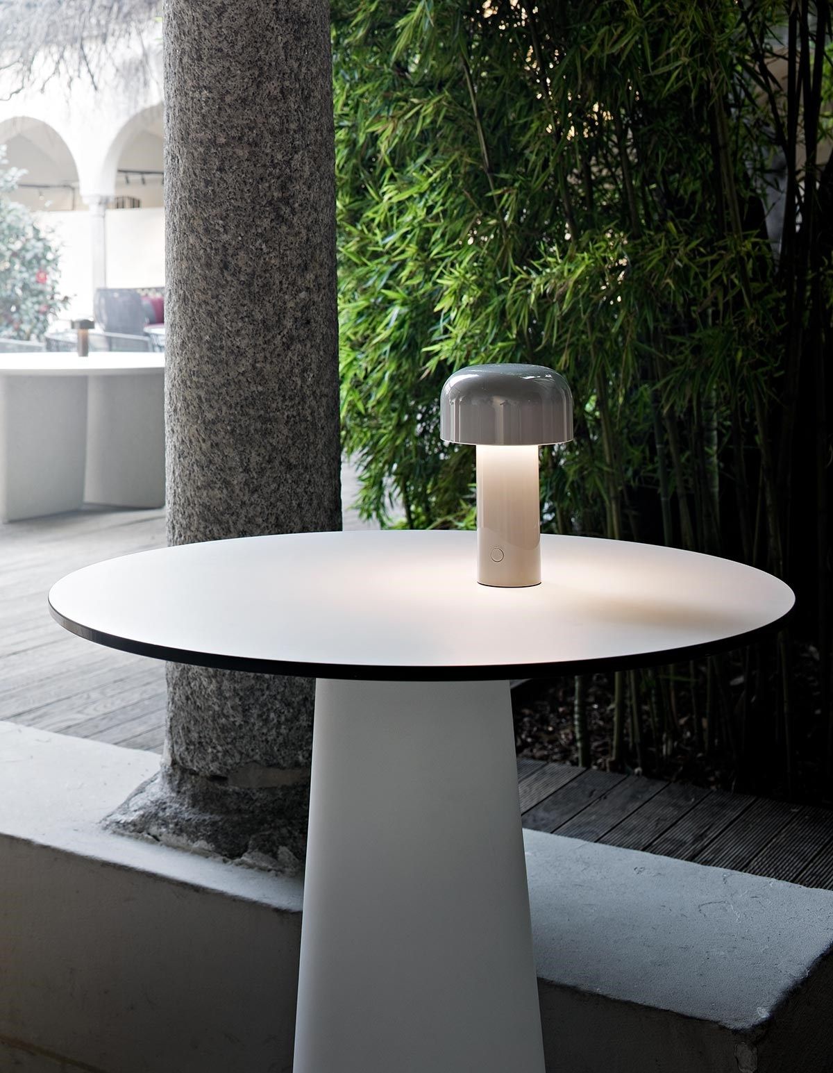 Поликарбонатная настольная лампа с батарейным питанием In Stock Flos ARCH-00032333 - Вид №1