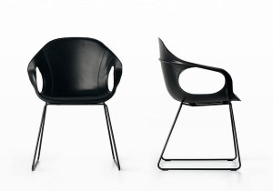 Кожаный стул с подлокотниками