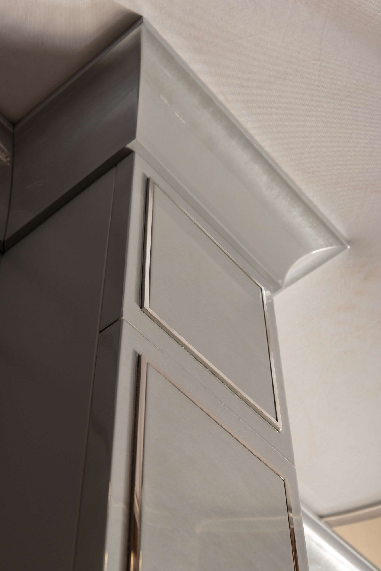 Кухня из эвкалипта с ручками на заказ с полуостровом Martini Interiors эссенция ARCH-00072314 - Вид №18