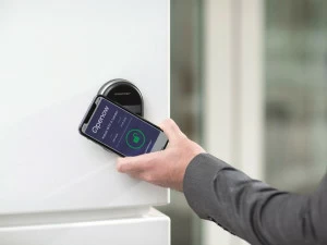 ASSA ABLOY Opening Solutions Приложение для контроля доступа Smartair™