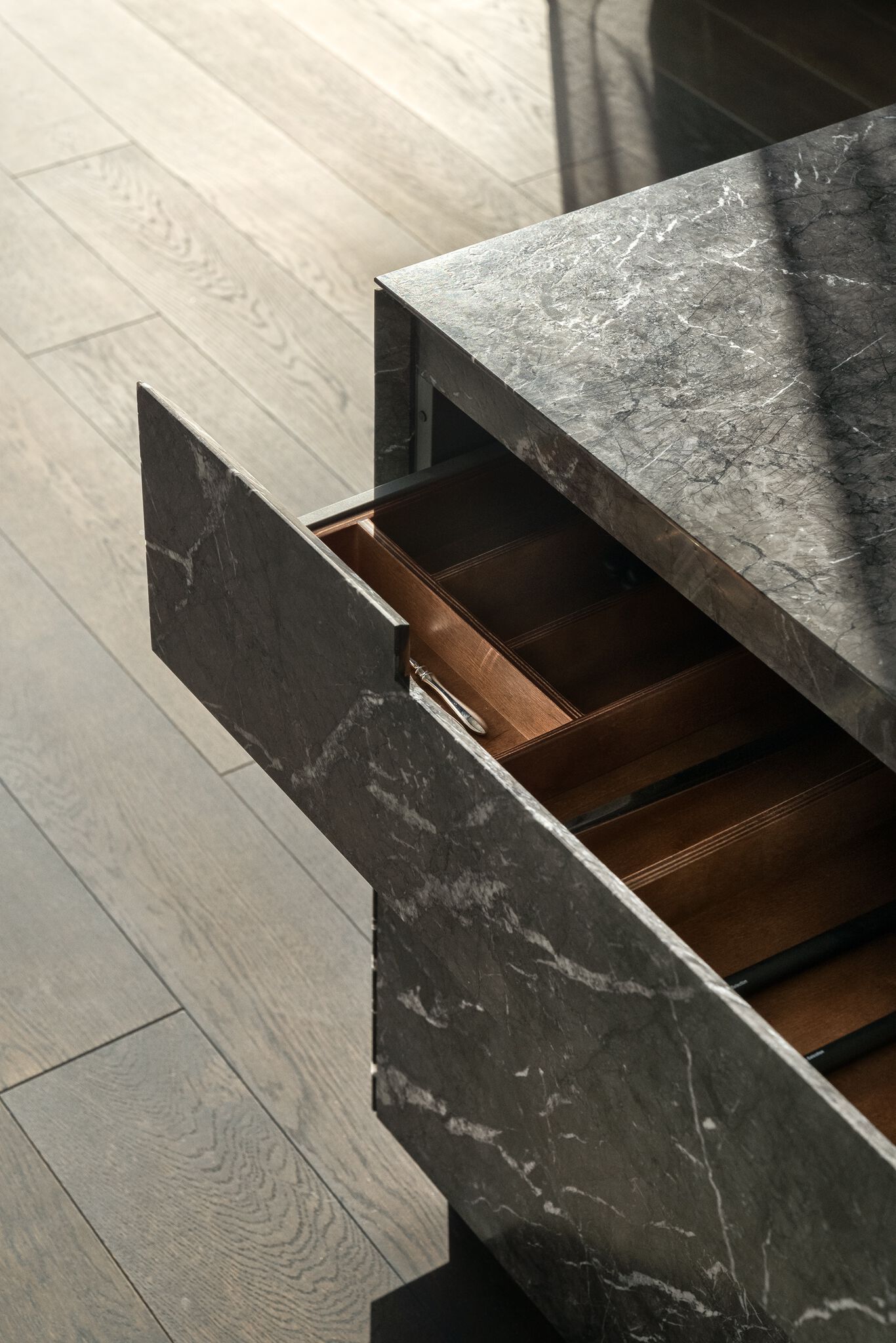 Кухня с островом на заказ из дерева и камня Zajc Monolith ARCH-00020432 - Вид №3