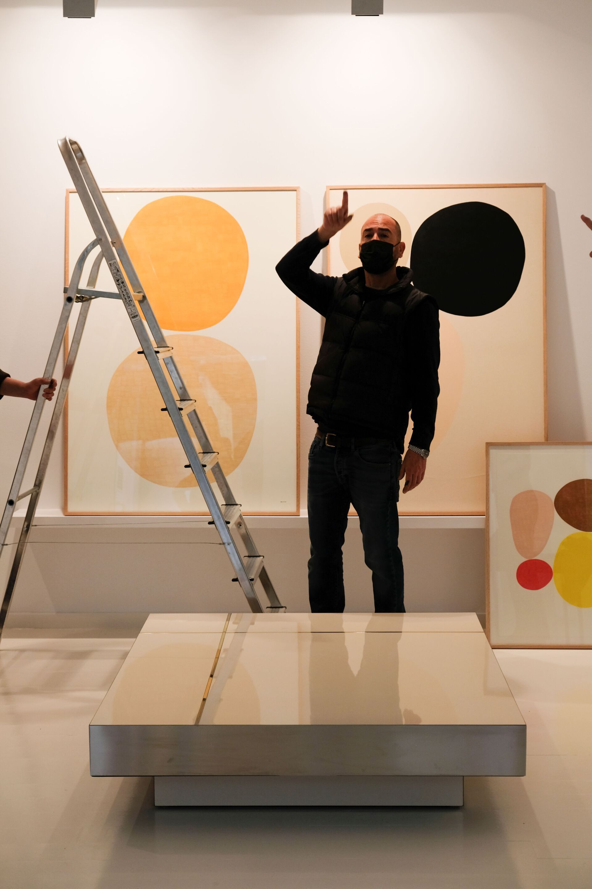 Низкий журнальный столик с латунной инкрустацией Jover+Valls Antique Boutique-Malibu ARCH-00001491