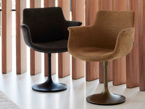 Поворотный стул с подлокотниками