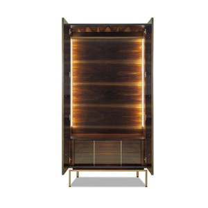 Деревянный шкаф