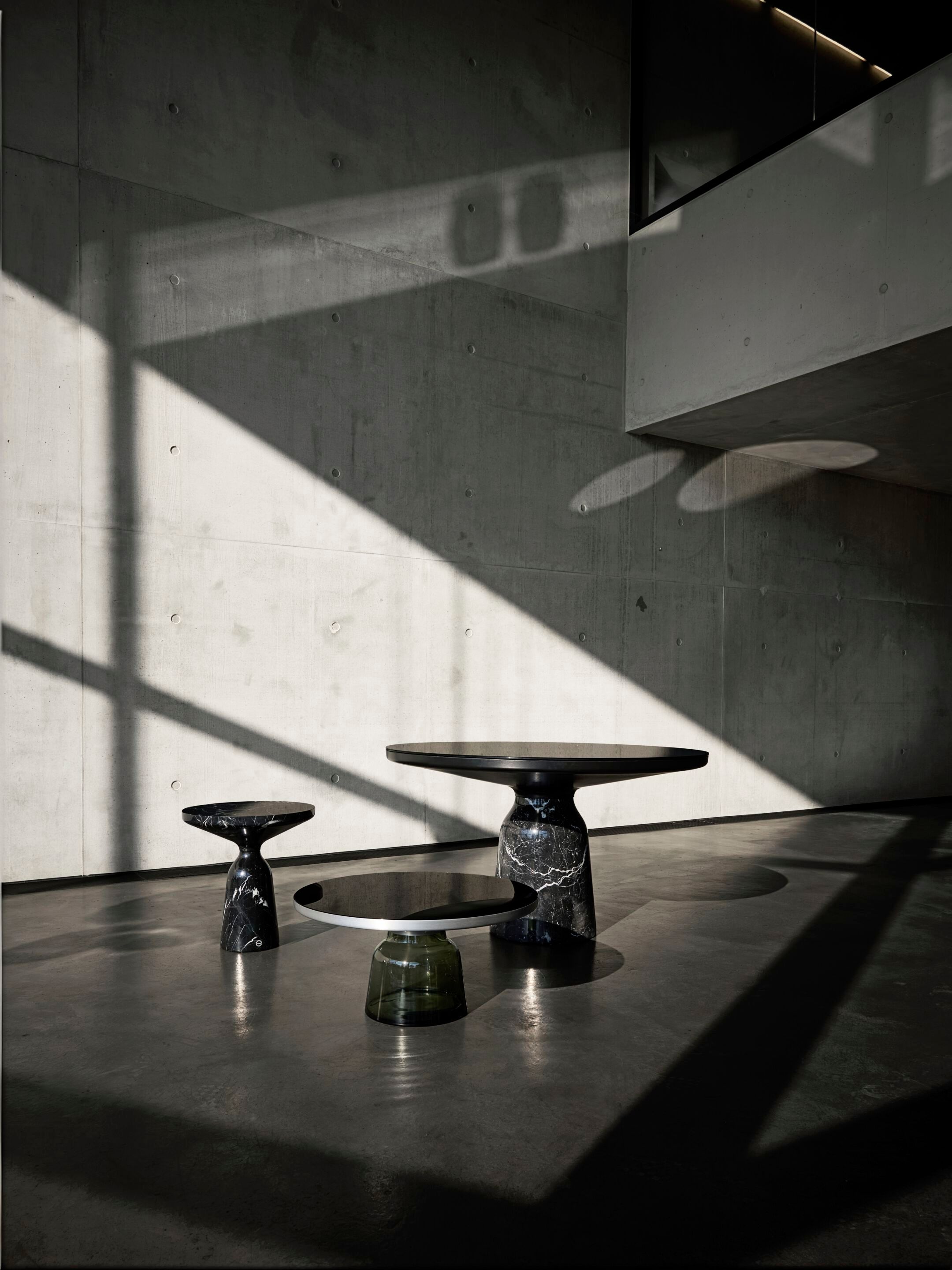 Круглый журнальный столик из алюминия и выдувного стекла Classicon Белл ARCH-00088413 - Вид №1