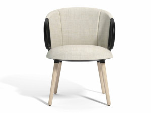 Тканевое кресло с подлокотниками и деревянной рамой